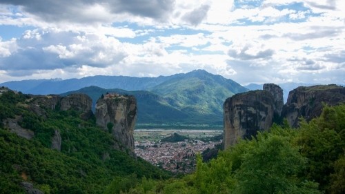 Why You Should Drop Everything & Visit Meteora 