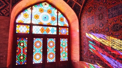 Pink Mosque in Shiraz. How the Nasir al Mulk Mosque in Shiraz looks like?