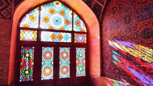 Pink Mosque in Shiraz. How the Nasir al Mulk Mosque in Shiraz looks like?