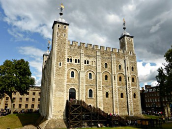 Tower of London: A Thousand Years of History and the Crown Jewels